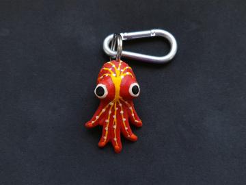 Schlüsselanhänger Kautschuk Tintenfisch S rot gemustert 
