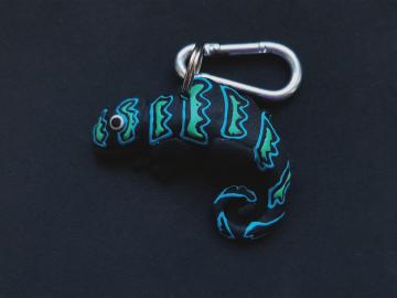 Schlüsselanhänger Kautschuk Camelion schwarz grün blau gemustert 
