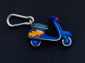  Schlüsselanhänger Kautschuk Roller  blau Flammen