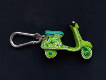 Schlüsselanhänger Kautschuk Roller grün Blumen 
