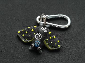 Schlüsselanhänger Kautschuk Fledermaus schwarz gelbe Punkte