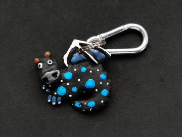 Schlüsselanhänger Kautschuk Drache schwarz blaue Flecken