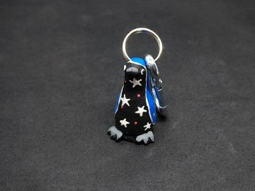 Schlüsselanhänger Kautschuk Pinguin schwarz Sternen