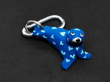 Schlüsselanhänger Kautschuk Seehund blau Herzen