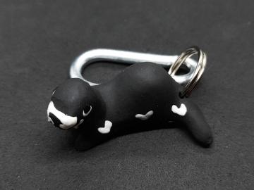 Schlüsselanhänger Kautschuk Otter schwarz weisse Herzen