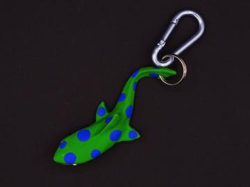 Schlüsselanhänger Kautschuk Haifisch L grün Flecken