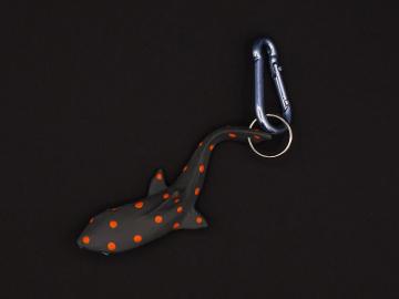 Schlüsselanhänger Kautschuk Haifisch L grau gepunktet