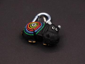 Schlüsselanhänger Kautschuk Hippo schwarz Regenbogen